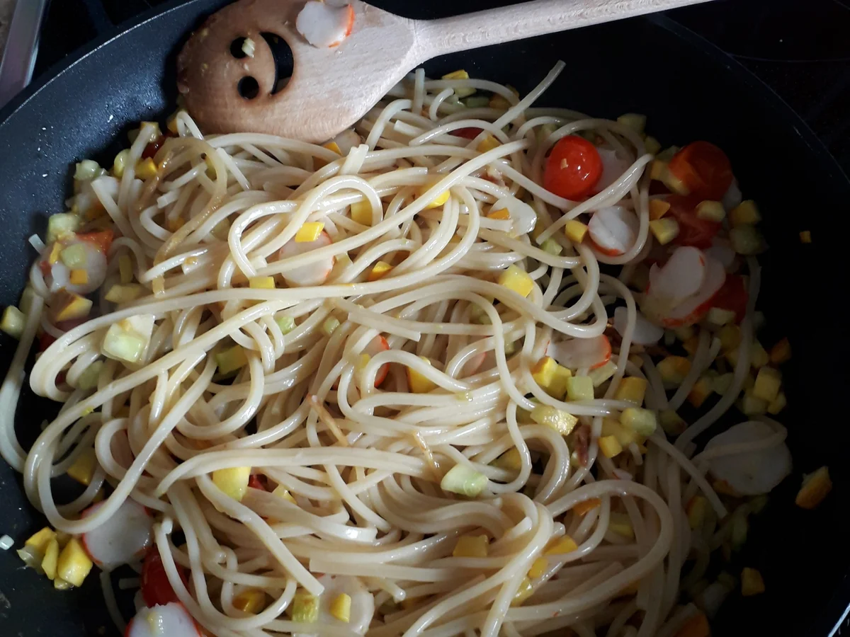 Spagetti mit gelber Zucchini ,Schwarze Oliven - Rezept - Bild Nr. 8476