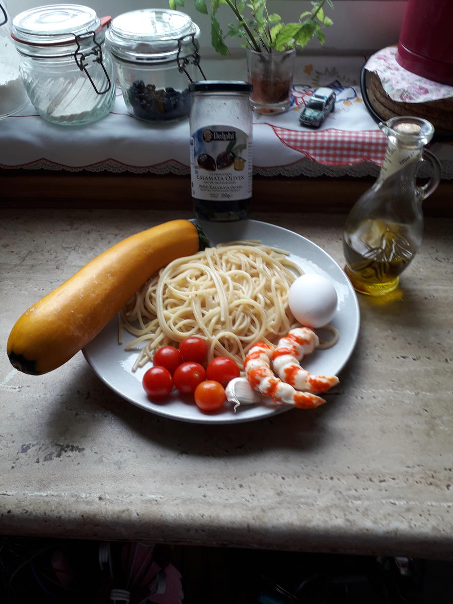 Spagetti mit gelber Zucchini ,Schwarze Oliven - Rezept - Bild Nr. 8477