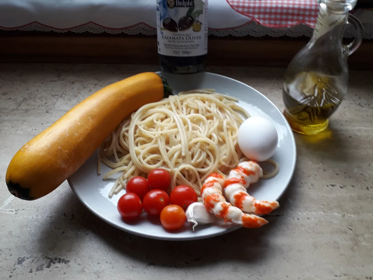 Spagetti mit gelber Zucchini ,Schwarze Oliven - Rezept - Bild Nr. 8477