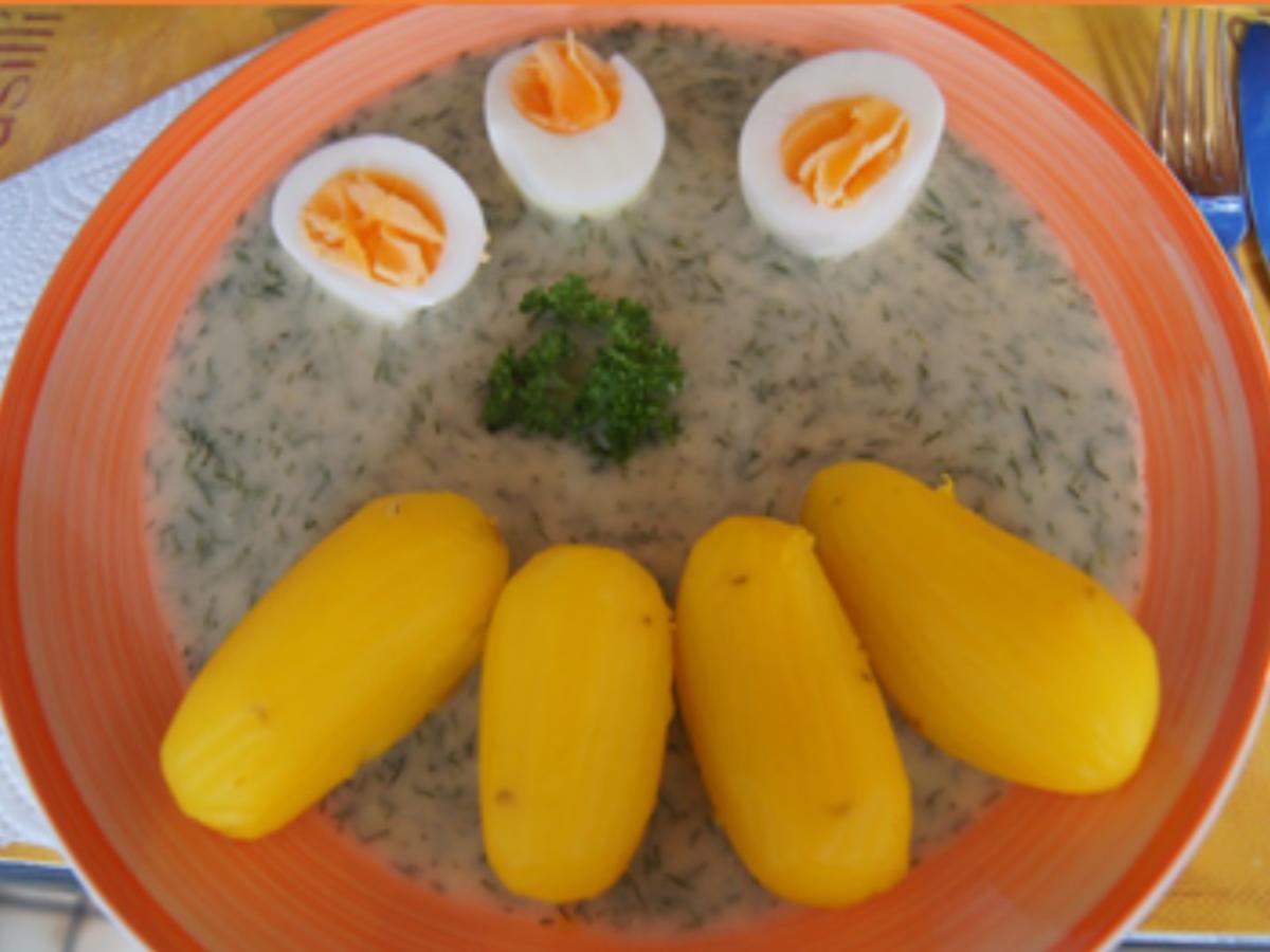 Gekochte Eier mit Dillsauce, Kartoffeln und Romana Salat - schnell ...