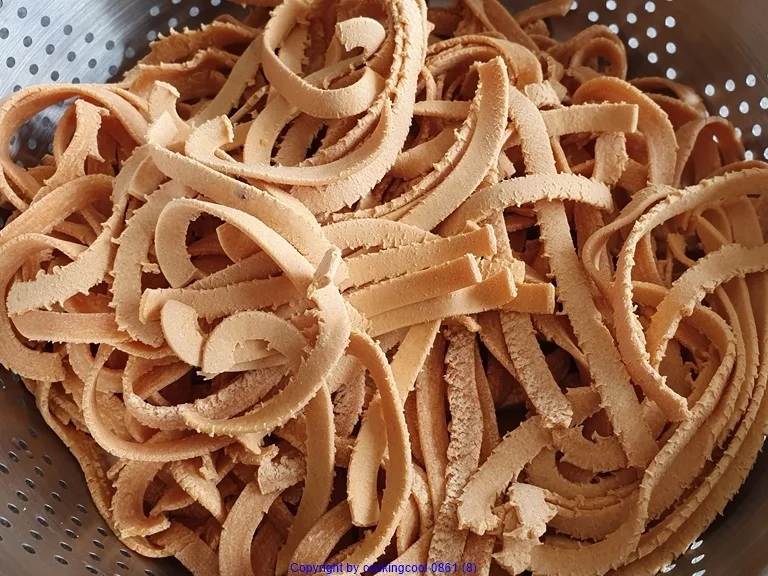 Tomaten Chili Tagliatelle (frisch hergestellt) mit der Pasta Maschine - Rezept - Bild Nr. 8483