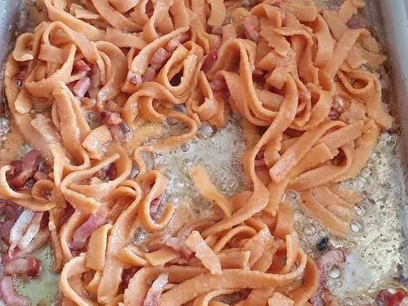 Tomaten Chili Tagliatelle (frisch hergestellt) mit der Pasta Maschine - Rezept - Bild Nr. 8484