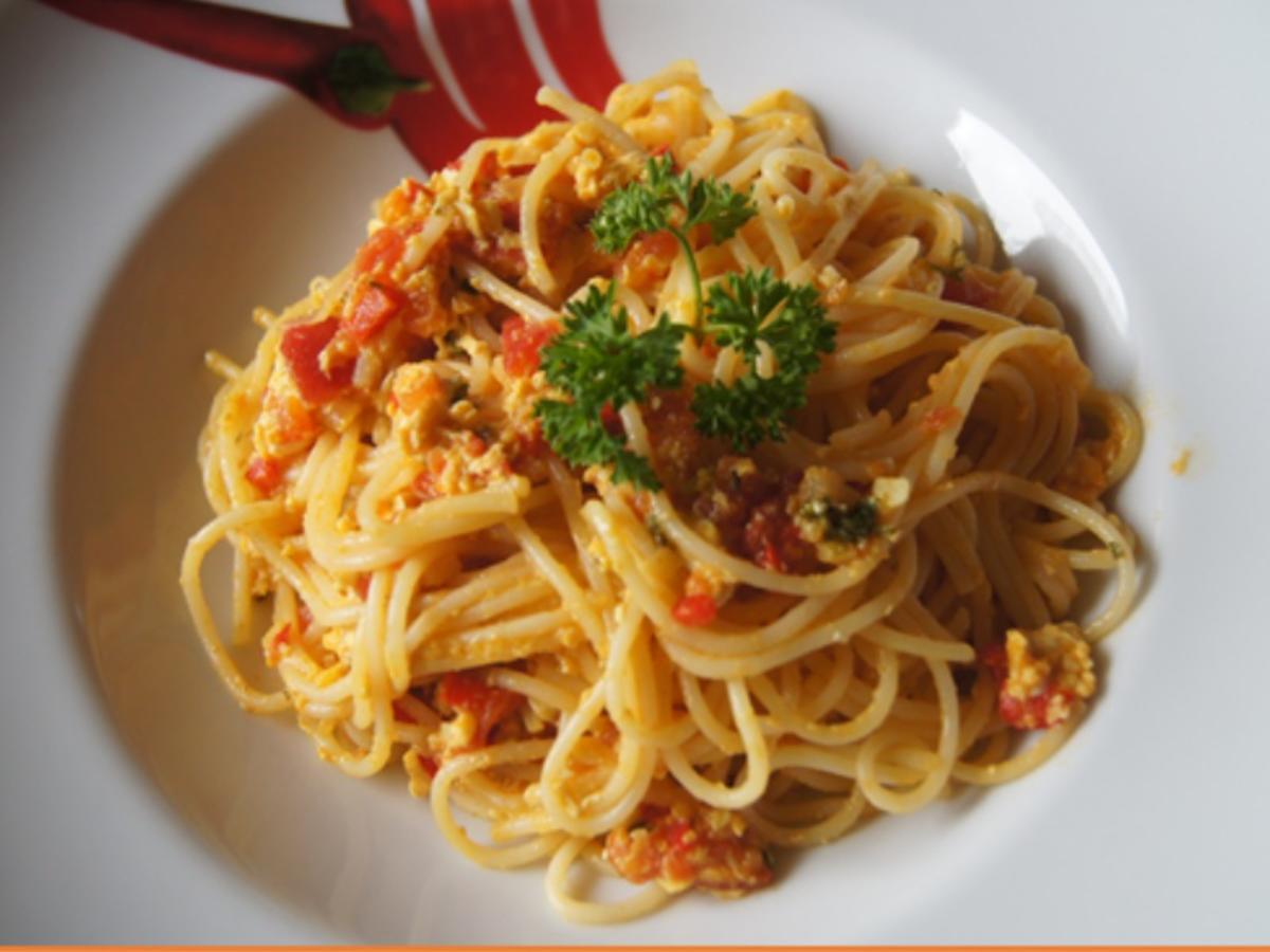 Spaghetti in Chili-Tomaten-Ei-Pfanne - Rezept - kochbar.de