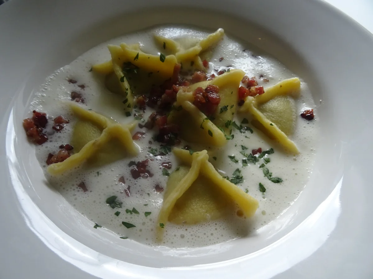 Rezept: Fagottini mit Pilzfüllung und Speck-Sahne-Soße Bild Nr. 8477 Fagottini mit Pilzfüllung und Speck-Sahne-Soße - Rezept - Bild Nr. 8477