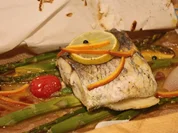 Barramundi auf grünem Spargel in Pergament gegart. - Rezept - Bild Nr. 8477