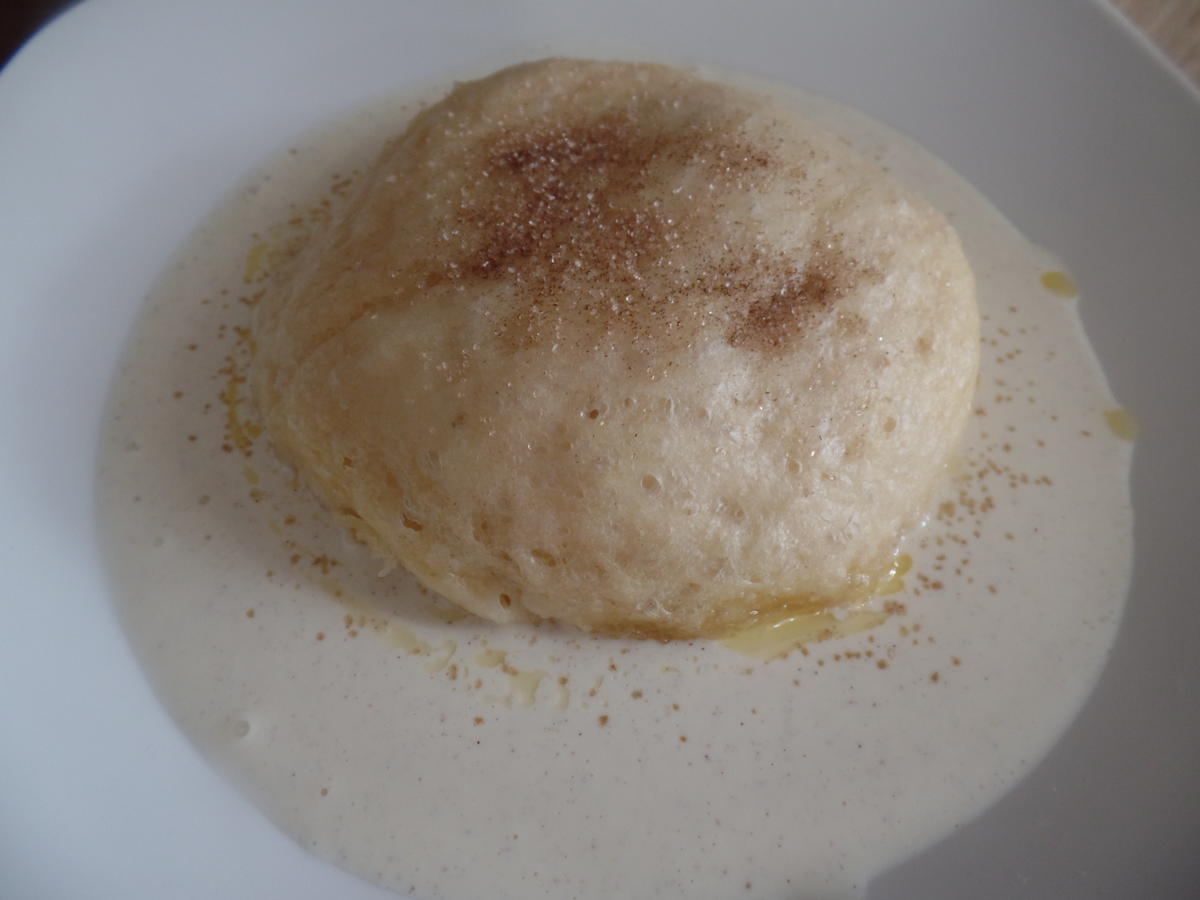 Dampfnudeln mit Vanillesoße - Rezept mit Bild - kochbar.de