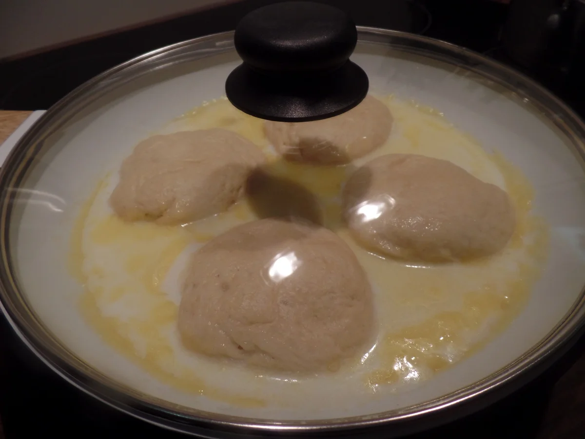 Rezept: Dampfnudeln mit Vanillesoße Bild Nr. 8544 Dampfnudeln mit Vanillesoße - Rezept - Bild Nr. 8544