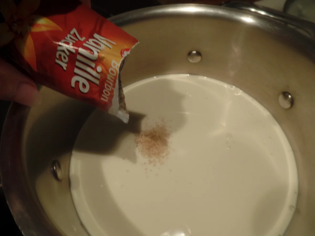 Rezept: Dampfnudeln mit Vanillesoße Bild Nr. 8545 Dampfnudeln mit Vanillesoße - Rezept - Bild Nr. 8545