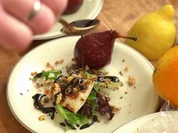 Bete-Birne mit Ziegenkäse auf Pflücksalat und frischem Baguette - Rezept - Bild Nr. 2