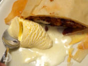 Apfelstrudel mit Vanilleeis - Rezept - Bild Nr. 2