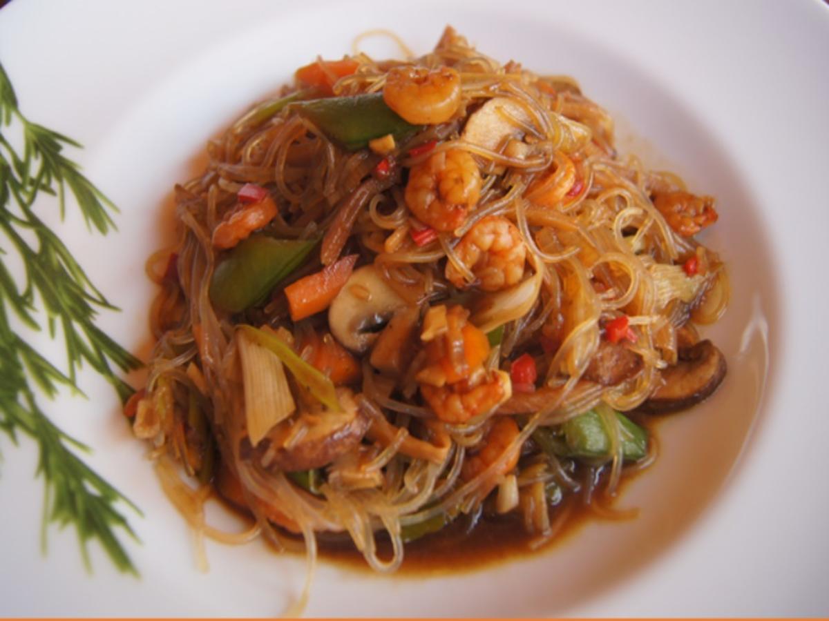 Garnelen-Wok mit Gemüse und Glasnudeln - Rezept - kochbar.de