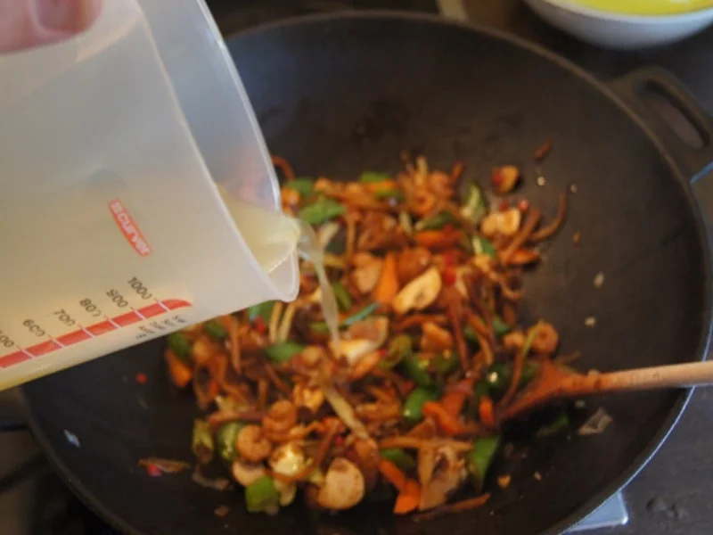 Garnelen-Wok mit Gemüse und Glasnudeln - Rezept - Bild Nr. 8553