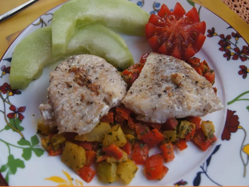 Rezept: Spitzpaprika-Honigmelonen-Salsa mit Rotbarschfilet und Honigmelonen-Spalten Bild Nr. 8578 Spitzpaprika-Honigmelonen-Salsa mit Rotbarschfilet und Honigmelonen-Spalten - Rezept - Bild Nr. 8578