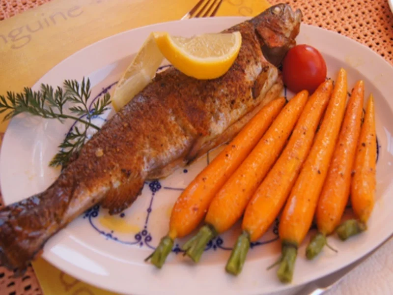 Rezept: Gebackene Regenbogenforelle mit Honig-Bundmöhren Bild Nr. 2 Gebackene Regenbogenforelle mit Honig-Bundmöhren - Rezept - Bild Nr. 2