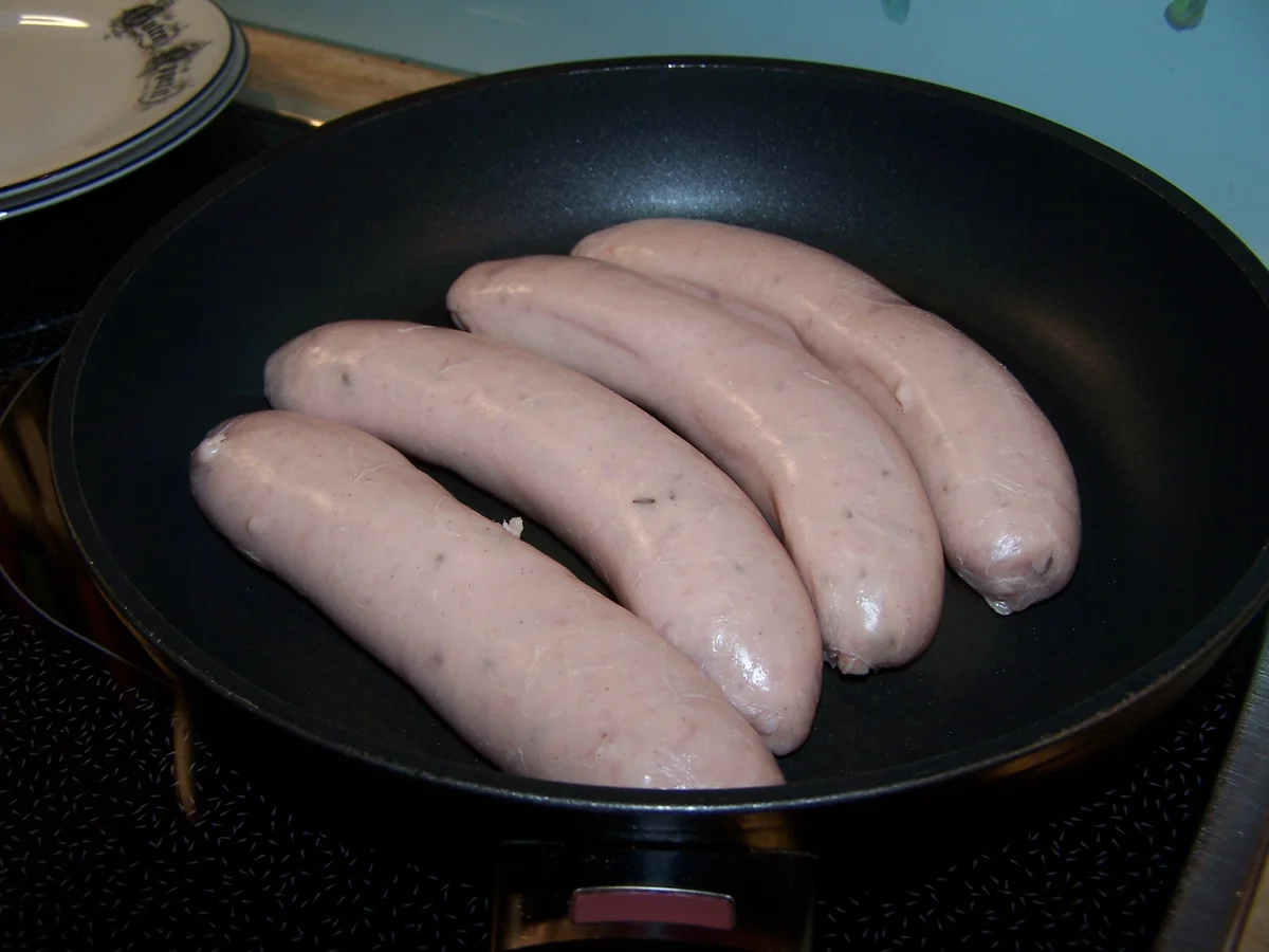 Rezept: Bratkartoffel Würfel mit Thüringer Bratwurst Bild Nr. 8588 Bratkartoffel Würfel mit Thüringer Bratwurst - Rezept - Bild Nr. 8588