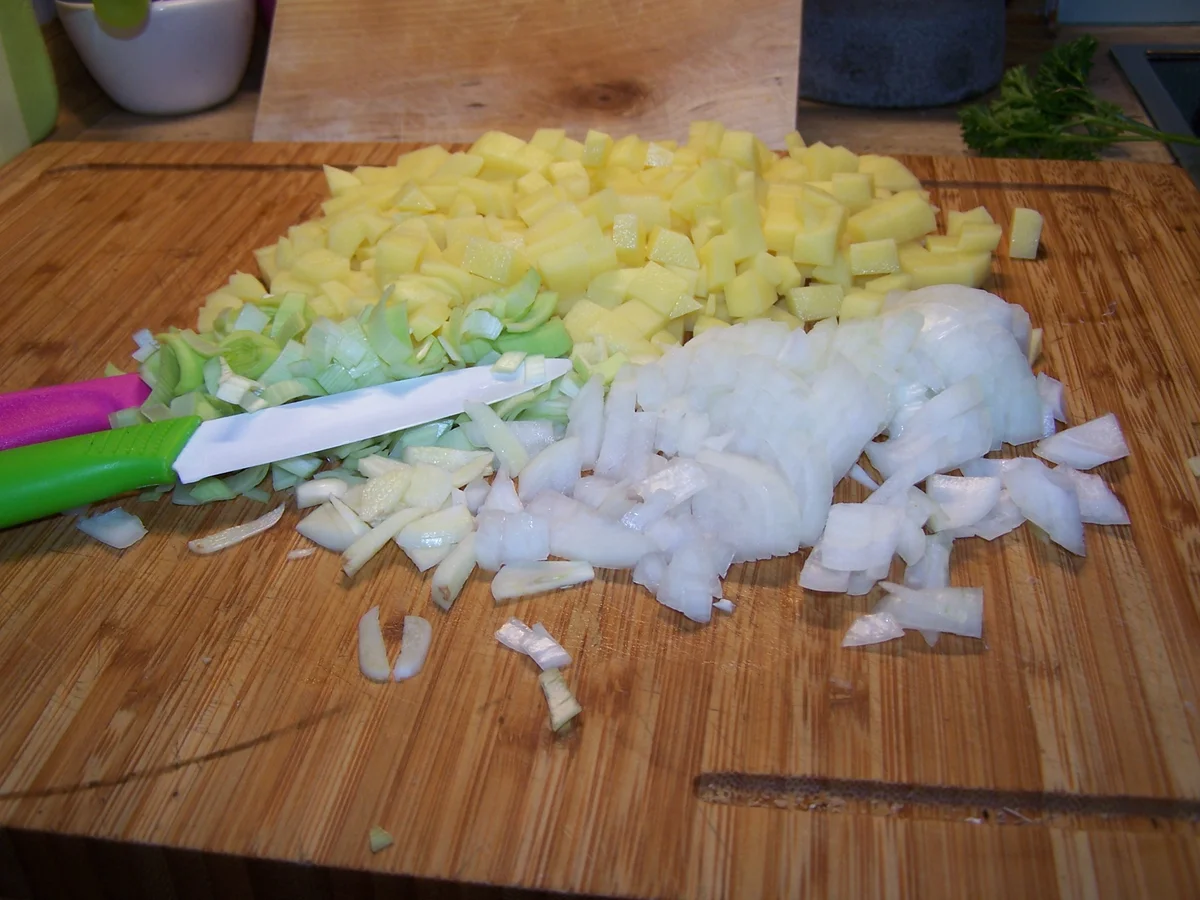 Rezept: Bratkartoffel Würfel mit Thüringer Bratwurst Bild Nr. 8589 Bratkartoffel Würfel mit Thüringer Bratwurst - Rezept - Bild Nr. 8589