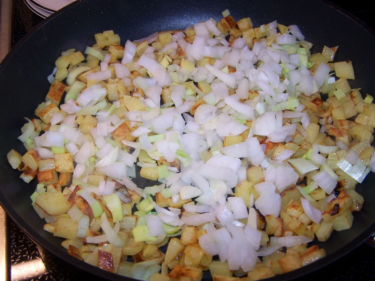 Rezept: Bratkartoffel Würfel mit Thüringer Bratwurst Bild Nr. 8592 Bratkartoffel Würfel mit Thüringer Bratwurst - Rezept - Bild Nr. 8592