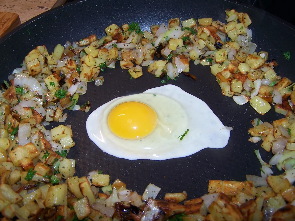 Rezept: Bratkartoffel Würfel mit Thüringer Bratwurst Bild Nr. 8594 Bratkartoffel Würfel mit Thüringer Bratwurst - Rezept - Bild Nr. 8594