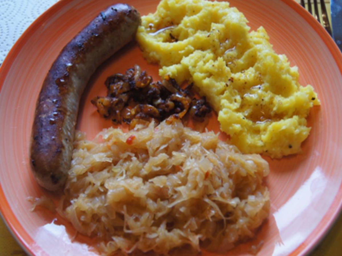 Thüringer Rostbratwurst mit herzhaften Sauerkraut und Kartoffelstampf mit Röstzwiebeln - Rezept - Bild Nr. 8601