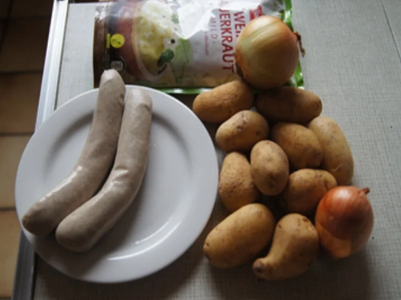 Thüringer Rostbratwurst mit herzhaften Sauerkraut und Kartoffelstampf mit Röstzwiebeln - Rezept - Bild Nr. 8602