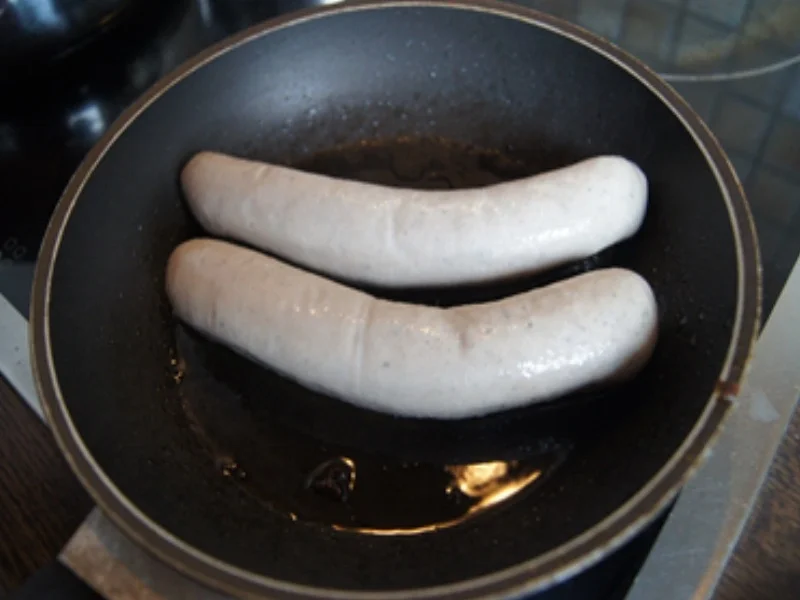 Thüringer Rostbratwurst mit herzhaften Sauerkraut und Kartoffelstampf mit Röstzwiebeln - Rezept - Bild Nr. 8603