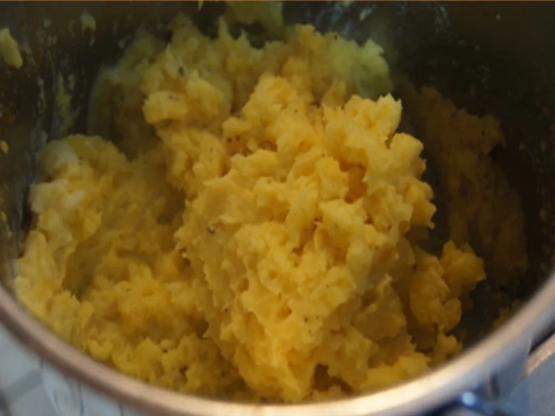 Thüringer Rostbratwurst mit herzhaften Sauerkraut und Kartoffelstampf mit Röstzwiebeln - Rezept - Bild Nr. 8613