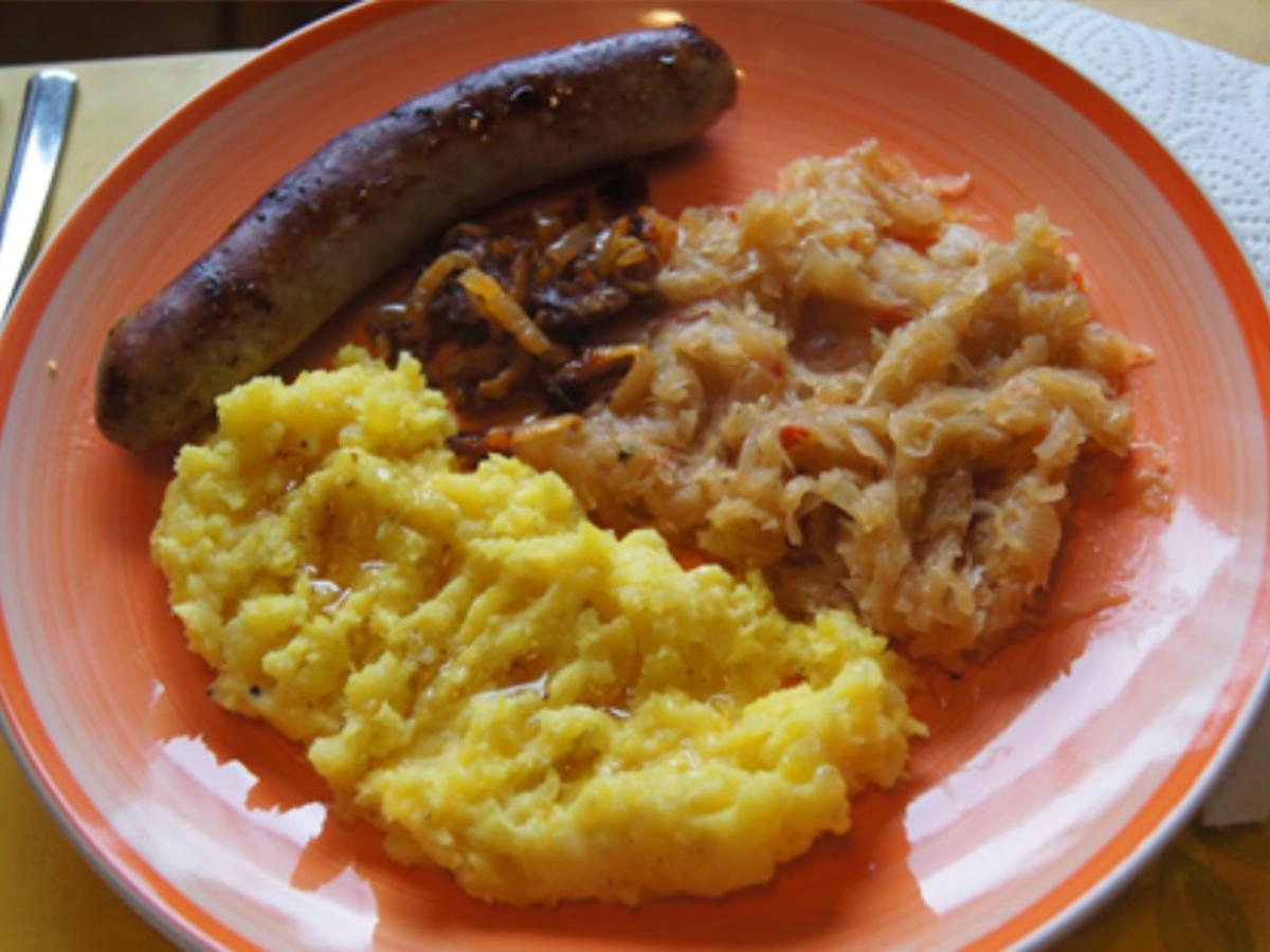 Thüringer Rostbratwurst mit herzhaften Sauerkraut und Kartoffelstampf mit Röstzwiebeln - Rezept - Bild Nr. 8617
