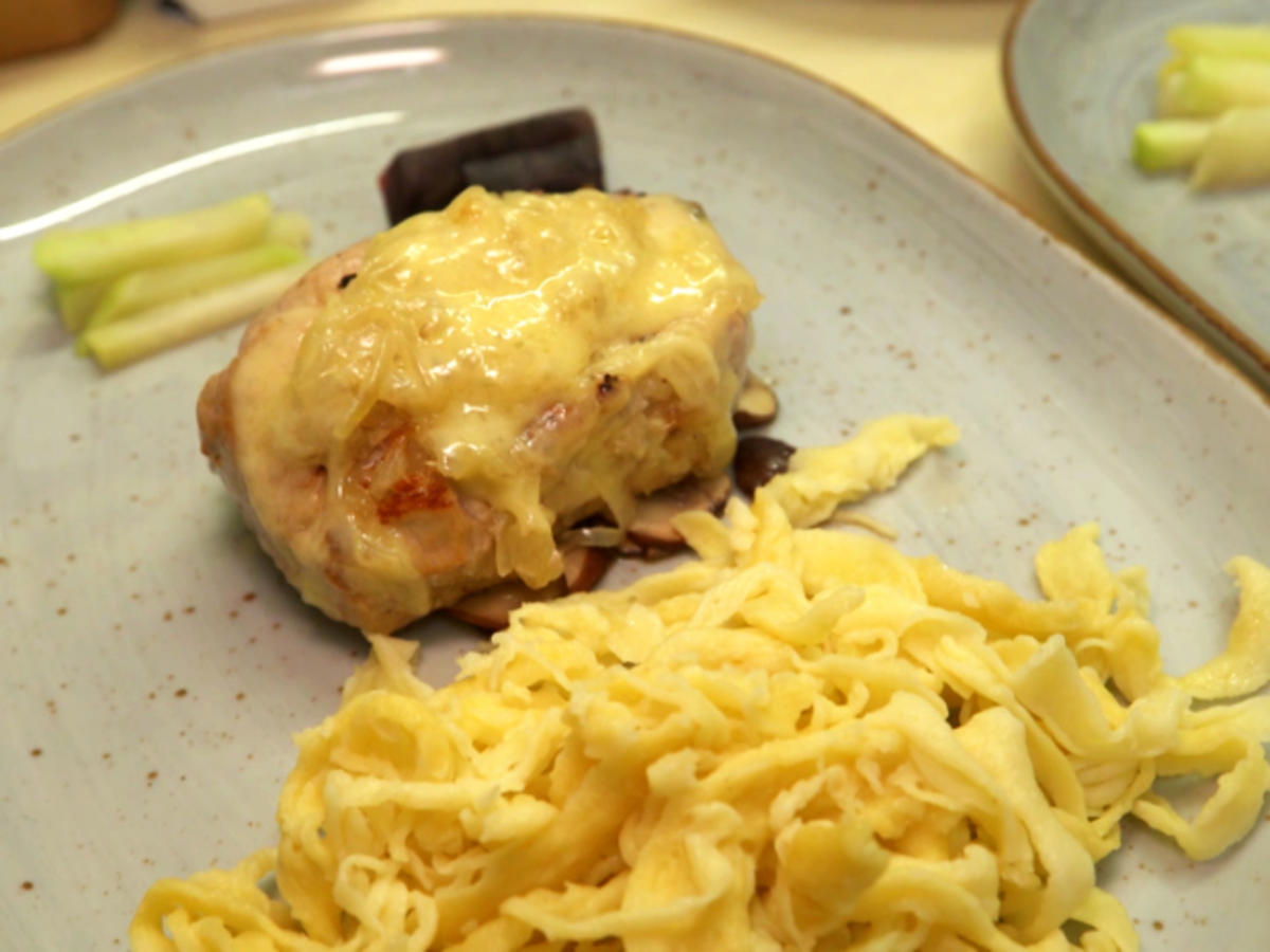 Kalbsfilet mit gedünsteten Zwiebeln und Bergkäse überbacken - Rezept - Bild Nr. 2