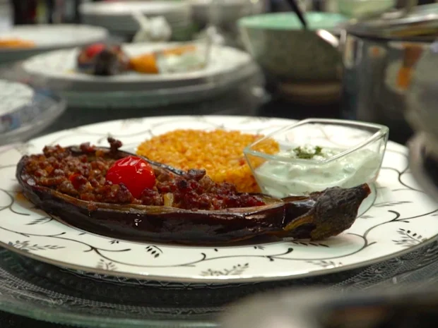 Karniyarik mit Tomatenbulgur und Cacik, dazu Krautsalat - Rezept - Bild Nr. 2