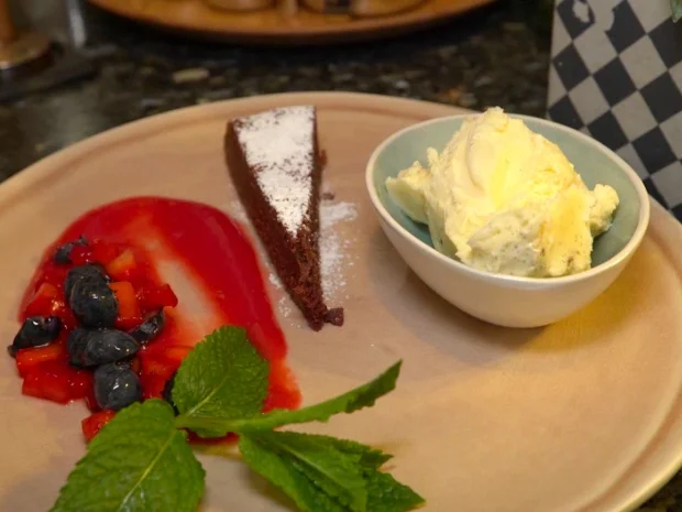 Kalter Schokokuchen mit hausgemachtem Vanilleeis - Rezept - Bild Nr. 2