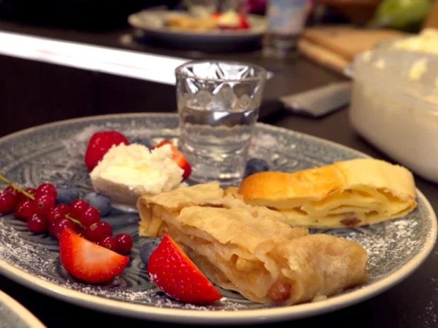 Gecrunchter Apfel- & Topfenstrudel mit Holundereis - Rezept - Bild Nr. 8623
