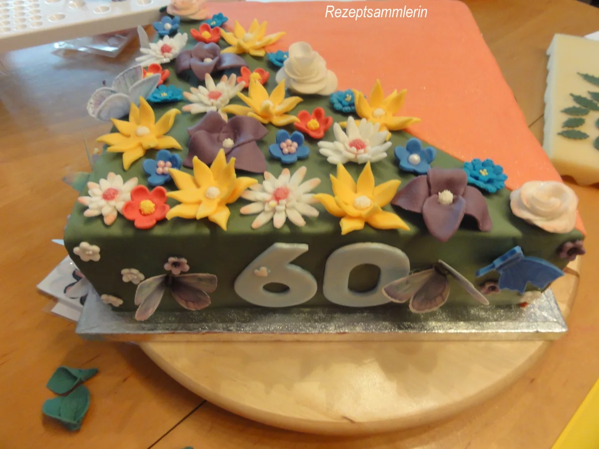 Biskuit:  HELLO KITTY ~ Torte mit Lemon-Sahne-Quark - Rezept - Bild Nr. 5