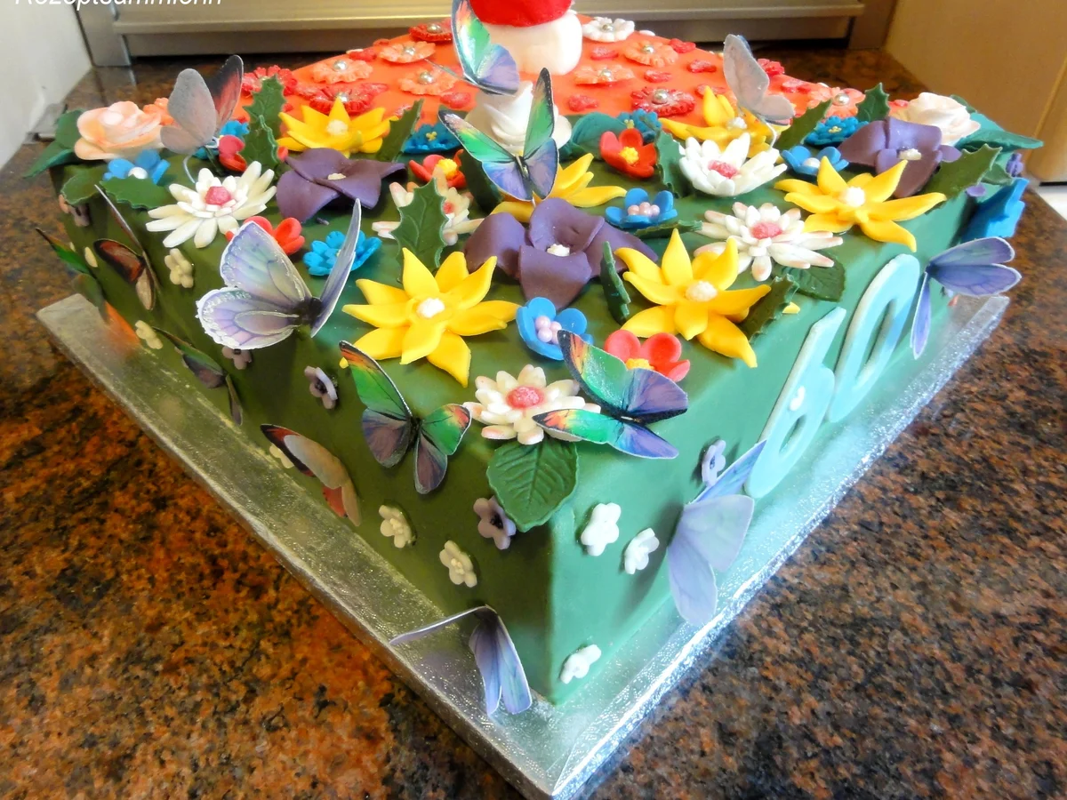 Biskuit:  HELLO KITTY ~ Torte mit Lemon-Sahne-Quark - Rezept - Bild Nr. 12