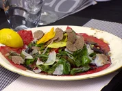 Rindercarpaccio mit Wildkräutersalat, gebratenen Spargelspitzen und Trüffel - Rezept - Bild Nr. 2
