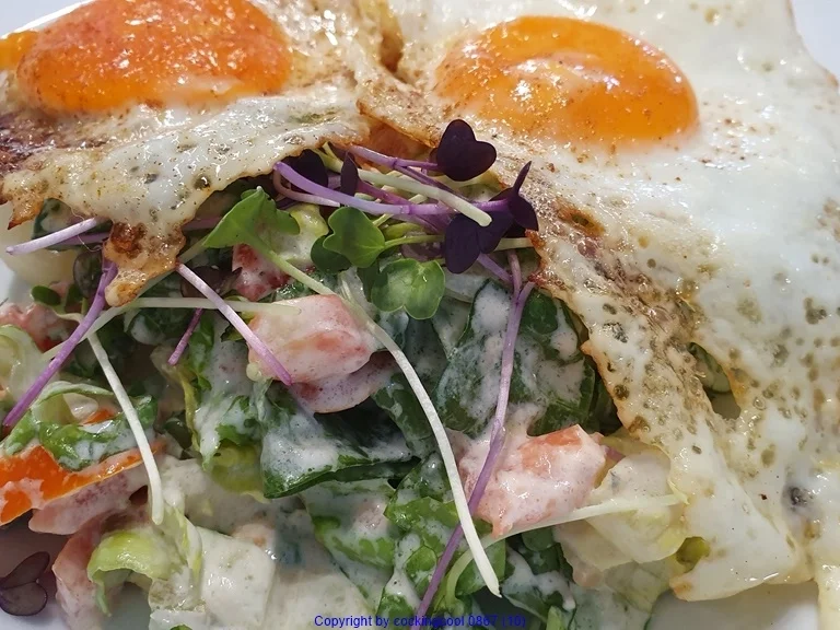 Gartensalat mit Ochsenherztomate und Spiegelei - Rezept - Bild Nr. 8657