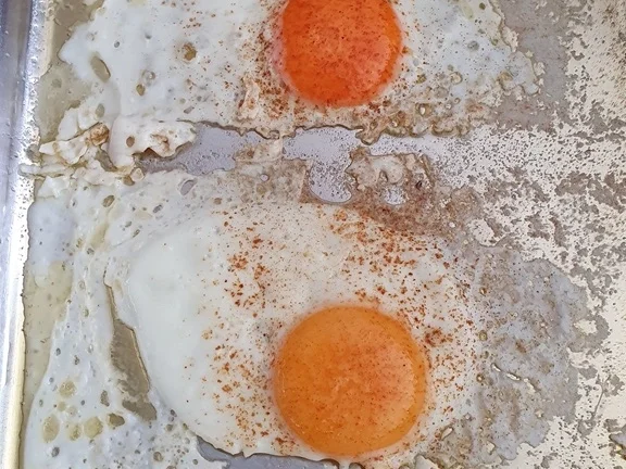 Gartensalat mit Ochsenherztomate und Spiegelei - Rezept - Bild Nr. 8658