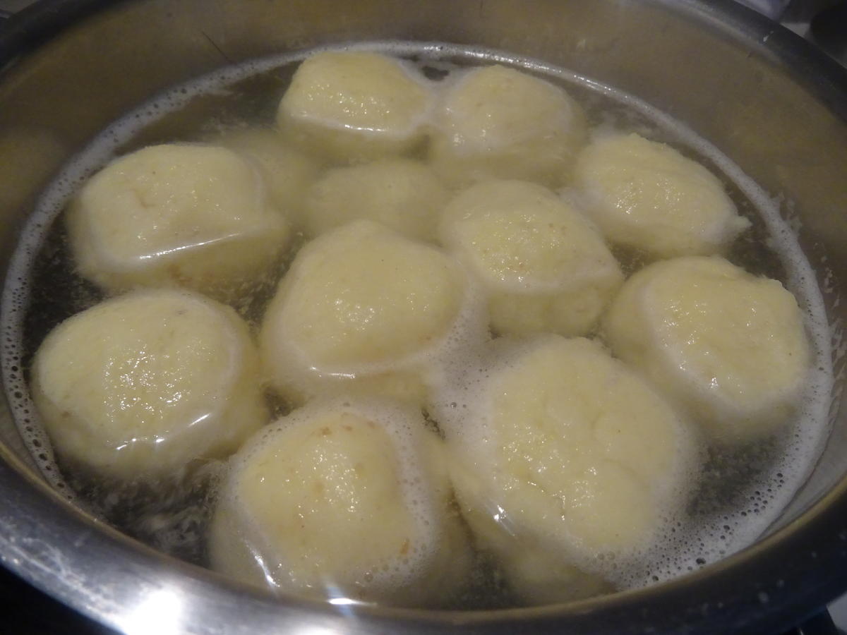 Kartoffel-Klößchen gefüllt, mit Specksoße - Rezept - Bild Nr. 4