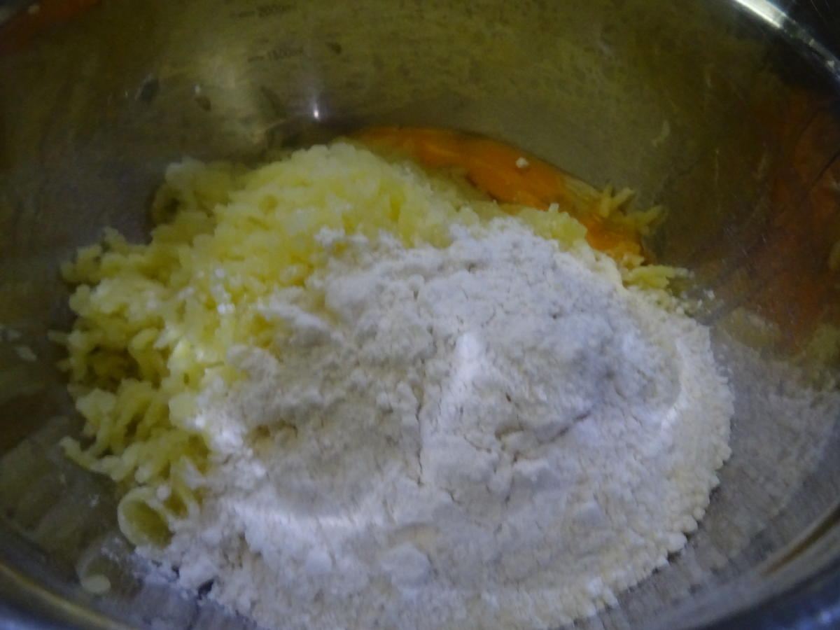 Kartoffel-Klößchen gefüllt, mit Specksoße - Rezept - Bild Nr. 7