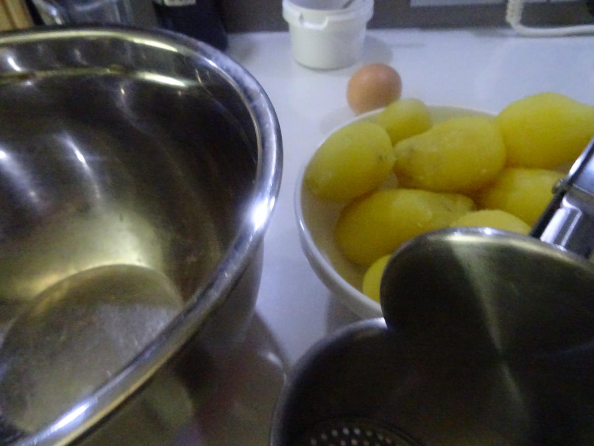 Kartoffel-Klößchen gefüllt, mit Specksoße - Rezept - Bild Nr. 8