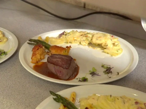 Rinderfilet mit Burgundersosse, Kartoffelgratin und gegrilltem Spargel - Rezept - Bild Nr. 8664