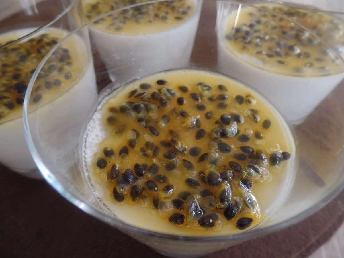 Rezept: Kokos-Cotta mit Passionsfrucht Bild Nr. 8697 Kokos-Cotta mit Passionsfrucht - Rezept - Bild Nr. 8697