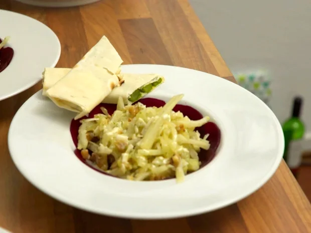 Kohlrabi-Fenchel-Salat auf Rote-Bete-Carpaccio an grünem Spargel in Filoteig - Rezept - Bild Nr. 2