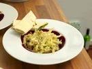 Kohlrabi-Fenchel-Salat auf Rote-Bete-Carpaccio an grünem Spargel in Filoteig - Rezept - Bild Nr. 2
