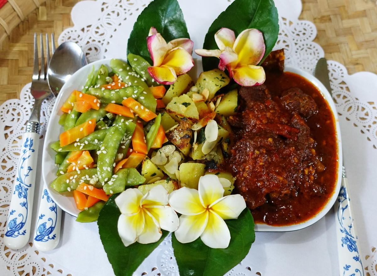 Sahnegulasch mit Petersilienkartoffeln und Kaiserschoten - Rezept - Bild Nr. 8720