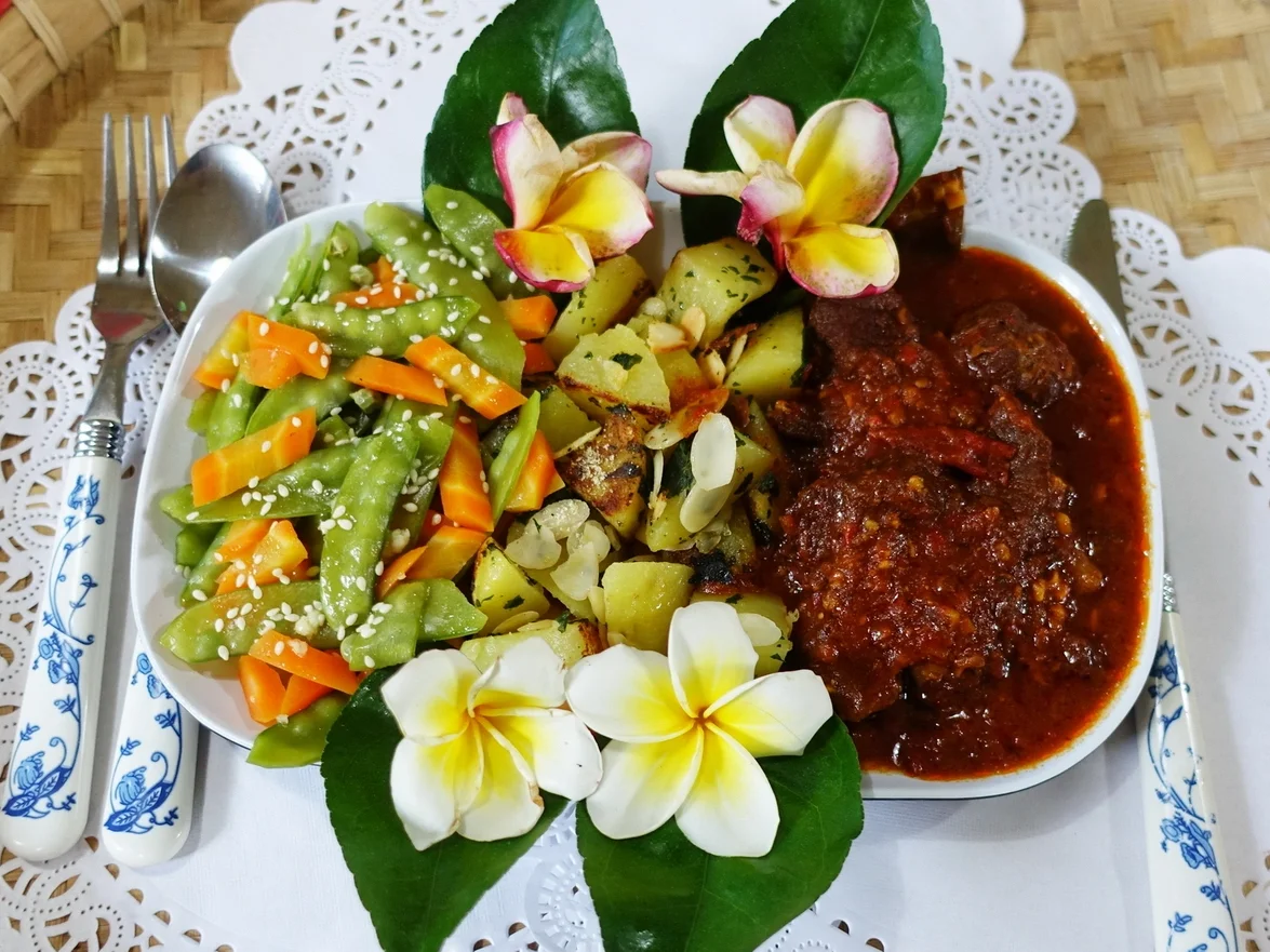 Rezept: Sahnegulasch mit Petersilienkartoffeln und Kaiserschoten Bild Nr. 8720 Sahnegulasch mit Petersilienkartoffeln und Kaiserschoten - Rezept - Bild Nr. 8720