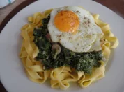 Bandnudeln mit Champigons-Spinat-Frischkäsesauce und Spiegeleiern - Rezept - Bild Nr. 8749