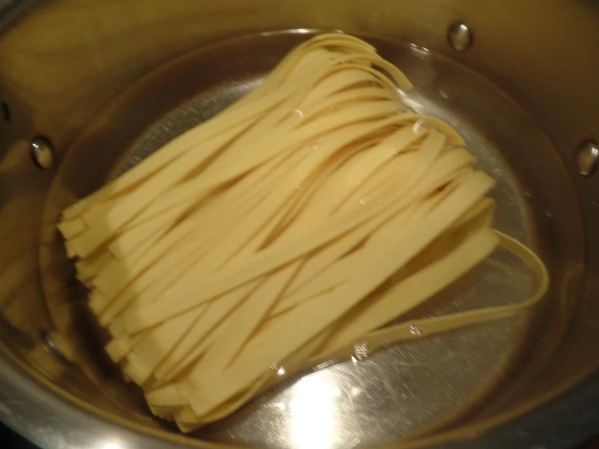 Bandnudeln mit Champigons-Spinat-Frischkäsesauce und Spiegeleiern - Rezept - Bild Nr. 8750