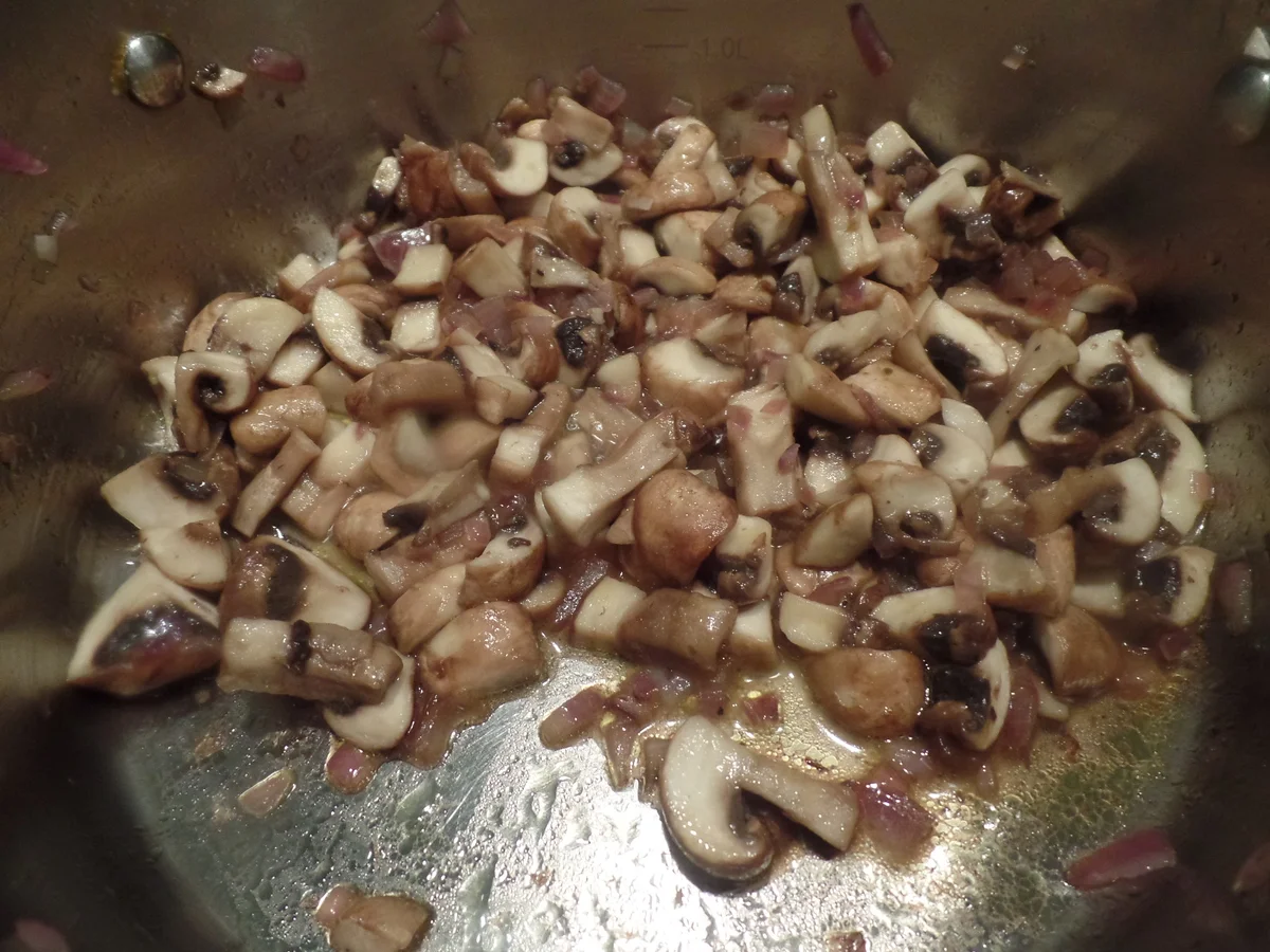 Bandnudeln mit Champigons-Spinat-Frischkäsesauce und Spiegeleiern - Rezept - Bild Nr. 8753