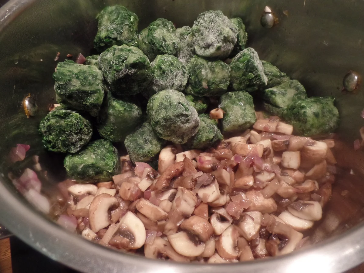 Bandnudeln mit Champigons-Spinat-Frischkäsesauce und Spiegeleiern - Rezept - Bild Nr. 8754