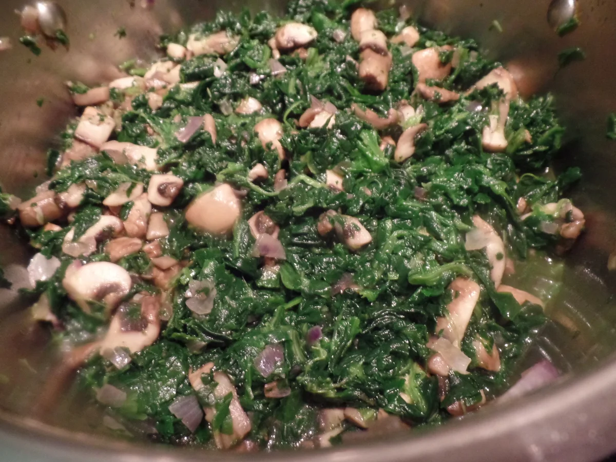 Bandnudeln mit Champigons-Spinat-Frischkäsesauce und Spiegeleiern - Rezept - Bild Nr. 8755